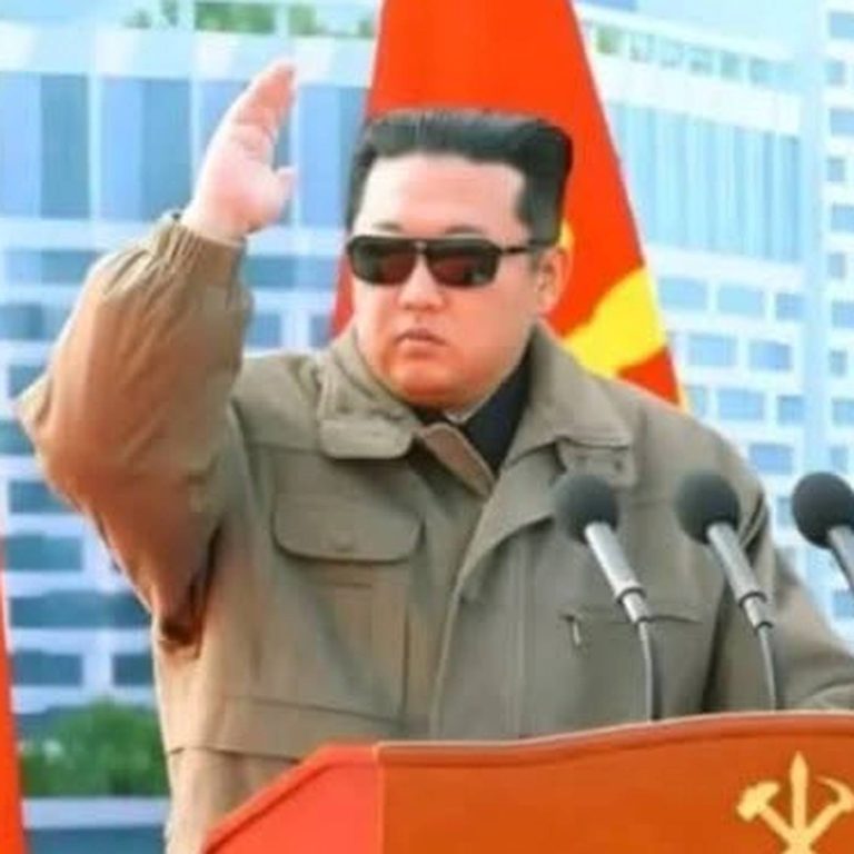 kim Jong Un saluting